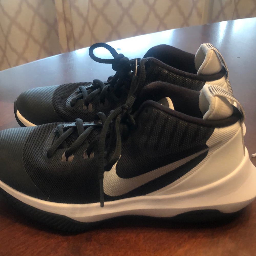 Women’s Nike size 6 basketball shoes.